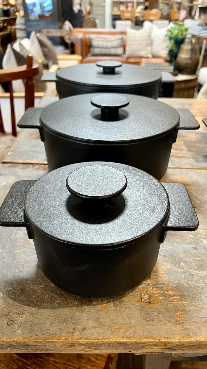 Stacked black surface pots with lids and knobs, two-pot cookware set