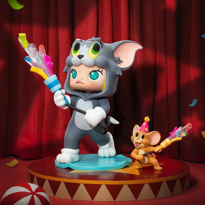 MOLLY × TOM & JERRY Figurine on a circus stage, featuring Molly in a Tom costume with party popper, and Jerry with a hat and popper.